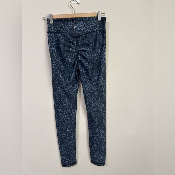 Zyia Stone Leopard Scrunch Butt Leggings - Picture 5 of 8